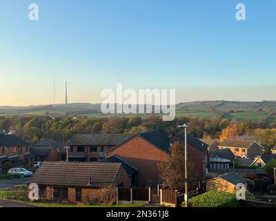 Vue sur le toit des maisons de Huddersfield, Angleterre avec mât Emley Moor en arrière-plan Banque D'Images