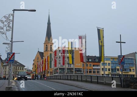 Villach, Autriche - 24 décembre 2022. La veille de Noël sur le pont Draubrucke traversant la rivière Drava dans le centre historique de Villach, en Carinthie Banque D'Images