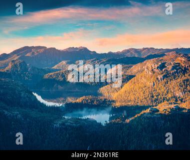 Photographie aérienne de paysage. Fabuleux lever de soleil d'été sur la montagne en Norvège. Étonnante scène matinale de Norvège, Europe. Beauté de la nature concept ba Banque D'Images