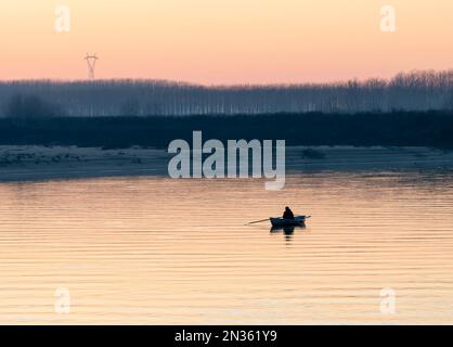 Bateau à rames le long de la rivière Pô, près de Crémone. Banque D'Images