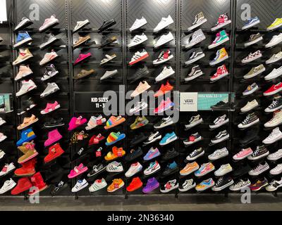 New York, 5-14-2022: Variété de chaussures en vente dans un casier pour enfants. stocker. Banque D'Images