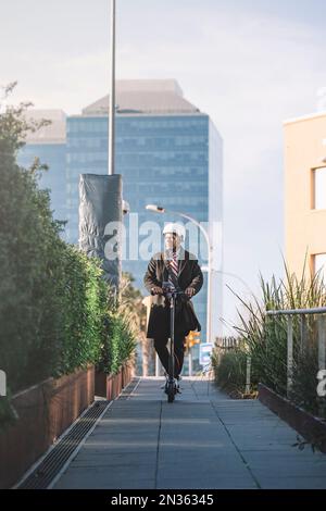 Homme d'affaires ethnique latino-américain de la rue de la ville. Banque D'Images