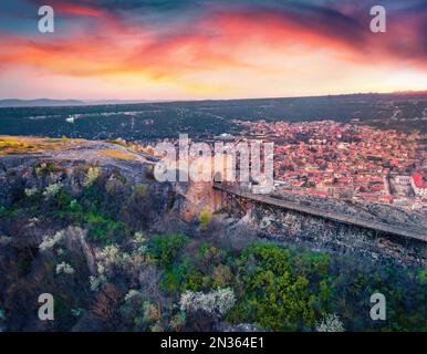 Provadia, Bulgarie - 16.04.2021. Coucher de soleil sur la forteresse Ovech. Paysage urbain de source aérienne de la ville de Provadia, situé dans une gorge karstique profonde le long de la Banque D'Images