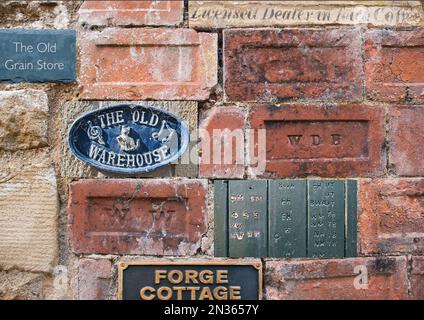 Signes d'importance historique et indiquant d'anciennes activités qui ont eu lieu auparavant dans la ville marchande de Settle... « les temps » . Banque D'Images