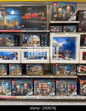 Jeux lego sur le thème de Harry Potter sur les étagères du magasin. Banque D'Images