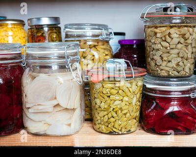 Légumes en conserve (haricots, betteraves) dans un pantry Banque D'Images