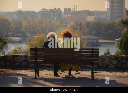 Belgrade, Serbie. 25 octobre 2022. Homme qui se déplace à vélo au-dessus de la structure urbaine. Banque D'Images