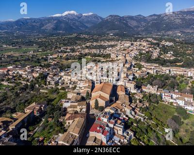 Campanet village avec la Sierra de Tramuntana enneigée en arrière-plan, Majorque, Iles Baléares, Espagne Banque D'Images