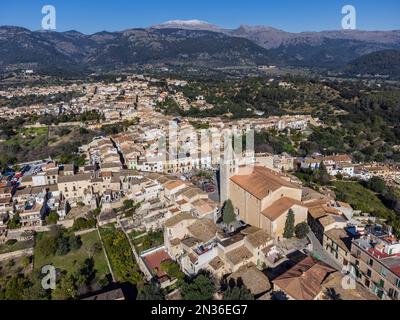 Campanet village avec la Sierra de Tramuntana enneigée en arrière-plan, Majorque, Iles Baléares, Espagne Banque D'Images