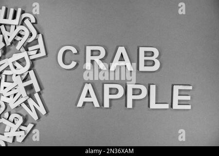 CRABE POMME fruit en bois de langue anglaise majuscules se répande d'une pile de lettres en noir et blanc Banque D'Images
