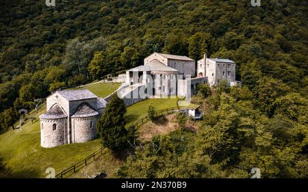 Une belle photo de l'abbaye de San Pietro al Monte en Italie Banque D'Images