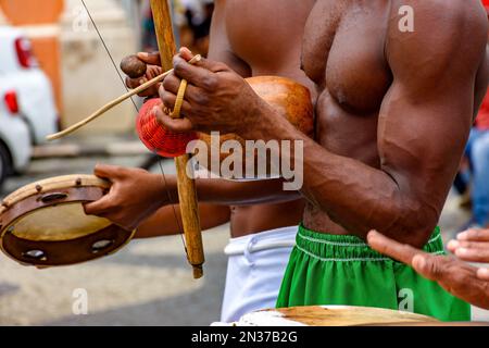 Instruments de musique utilisés lors de la représentation de capoeira dans les rues de Pelourinho à Salvador à Bahia Banque D'Images