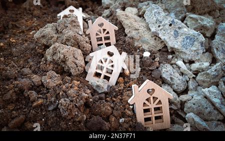 Petites maisons en bois sur le sol et pierres, concept tremblement de terre 2023. Copier l'espace Banque D'Images