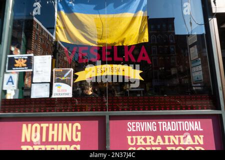 NEW YORK, NEW YORK - MARS 16 : le drapeau ukrainien est mis sur la fenêtre du restaurant ukrainien Veselka à East Village pendant l'invasion russe de l' Banque D'Images