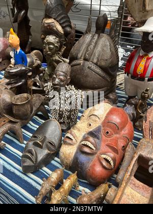 Masques africains contemporains à vendre à l'extérieur du Museum of Modern Art (MoMA) 0n 53rd Street à New York. Banque D'Images