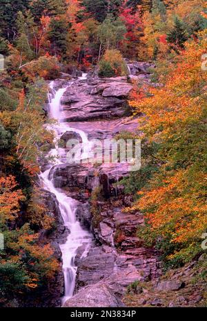 Cascade d'argent à l'automne de Crawford Notch State Park, New Hampshire, USA Banque D'Images