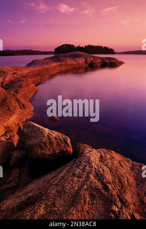 Le Français Lac au coucher du soleil, le parc provincial Quetico, Ontario, Canada Banque D'Images