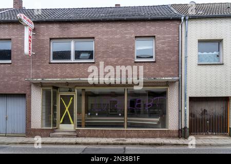 Le village de Keyenberg, initialement destiné à faire place à la mine de lignite à ciel ouvert Garzweiler II, reste après le compromis de charbon, mais est le plus Banque D'Images