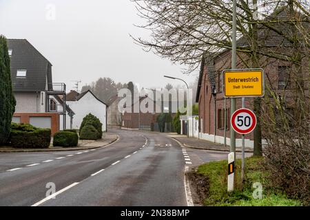 Le village d'Unterwestruch, initialement destiné à faire place à la mine de lignite opencast Garzweiler II, reste après le compromis de charbon, mais est m Banque D'Images