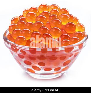Caviar rouge ou œufs de saumon dans un bol en verre isolé sur fond blanc. Banque D'Images