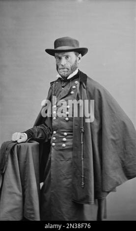 William Tecumseh Sherman (1820-1891), Union générale pendant la guerre de Sécession américaine, trois quarts de longueur Portrait, uniforme militaire avec Cape et chapeau, Mathew Brady Studio, 1860 Banque D'Images