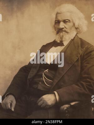 Frederick Douglass (1818-1895), réformateur social américain, Abolitionniste et homme d'État, Portrait assis en demi-longueur, C. M. Battey, 1895 Banque D'Images