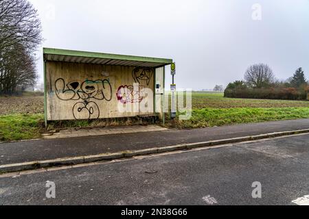 Arrêt de bus, près d'Unterwestruch, ligne EK1 village près d'Erkelenz, transports en commun avec seulement quelques correspondances en semaine, pas de service de bus le week-end Banque D'Images