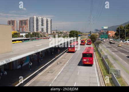 BOGOTA, COLOMBIE - système de transport en bus massif au nord de la gare centrale de bogota Banque D'Images