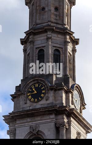Un cliché vertical de la tour de l'horloge contre un ciel bleu Banque D'Images