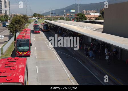 BOGOTA, COLOMBIE - gare centrale de Transmilenio 'Portal del Norte' par beau temps Banque D'Images