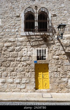 Bethléem, Cisjordanie, Palestine - 21 juillet 2022 : fenêtres et porte d'un ancien bâtiment en pierre qui se lit comme '350' Banque D'Images