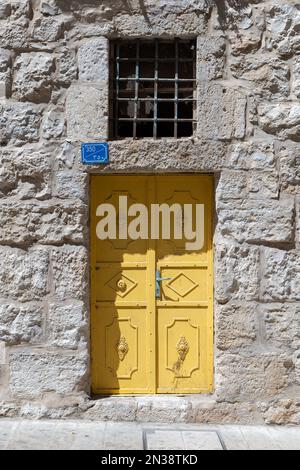 Bethléem, Cisjordanie, Palestine - 21 juillet 2022 : les fenêtres et la porte d'un ancien mur de pierre blanche qui lit '350' Banque D'Images