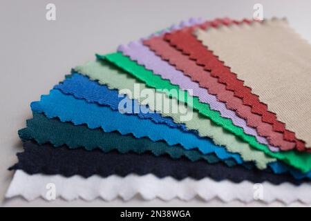 Gros plan sur un échantillon de couleur de tissu au-dessus d'une table blanche Banque D'Images