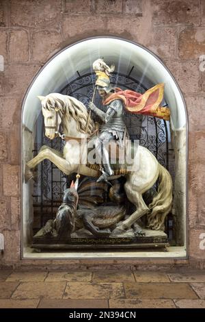 Bethléem, Cisjordanie, Palestine - 21 juillet 2022 : sculpture du Chevalier « Saint George et le Dragon » à cheval tuant un monstre derrière un verre dans le Banque D'Images