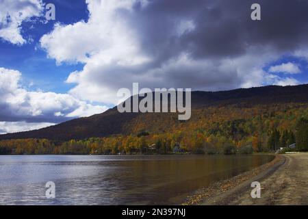 En automne, la montagne d'Elmore Lake Elmore, Vermont, Etats-Unis Banque D'Images