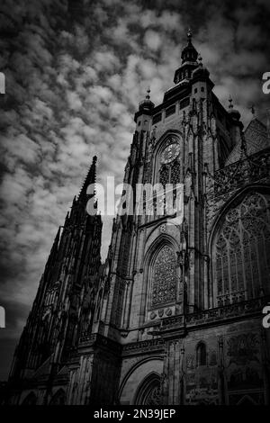 Une photo en niveaux de gris de St. Cathédrale de Vitus à Prague, Tchéquie Banque D'Images