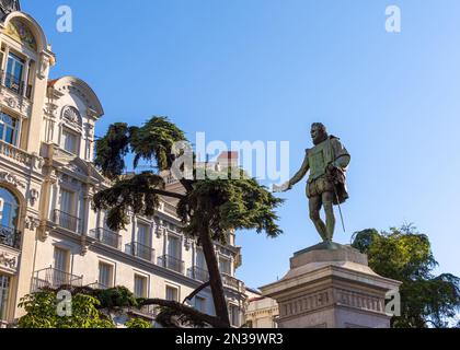 Statue de Miguel de Cervantes, célèbre écrivain espagnol connu pour le roman épique Don Quichotte. Situé sur la Plaza de las Cortes, Madrid, Espagne. Banque D'Images