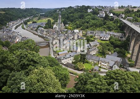 Viaduc et vieux port sur Rance, Dinan, Bretagne, France Banque D'Images