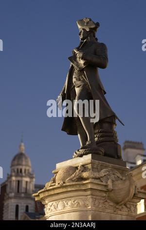 Une statue en bronze du capitaine James Cook de Thomas Brock est située près de l'Admiralty Arch, sur le côté sud du Mall à Londres, au Royaume-Uni Banque D'Images