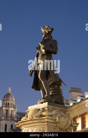 Une statue en bronze du capitaine James Cook de Thomas Brock est située près de l'Admiralty Arch, sur le côté sud du Mall à Londres, au Royaume-Uni Banque D'Images