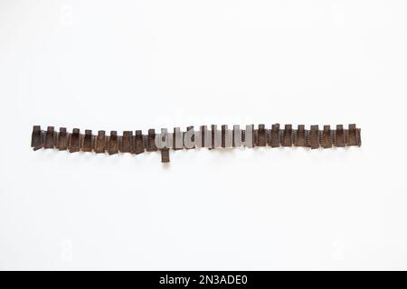 Ceinture de mitrailleuse déchirée d'un char russe sur fond blanc, arme militaire Banque D'Images