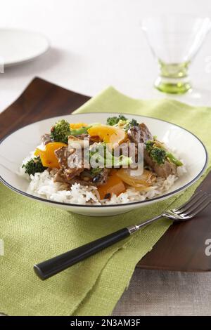 Faire sauter le bœuf sur le riz avec un mélange de légumes Banque D'Images