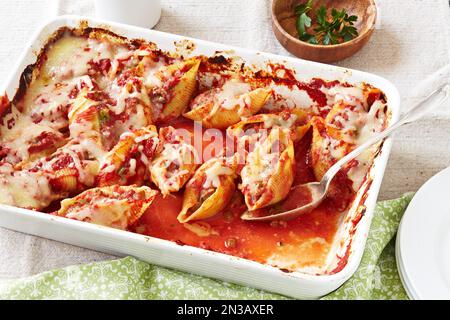 Grandes pâtes conchiglie farcies à la saucisse et cuites au fromage Banque D'Images