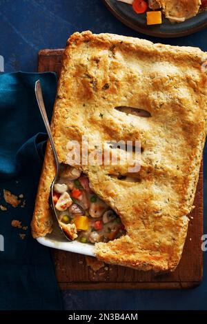 Tarte familiale à la casserole de poulet avec une portion prise Banque D'Images