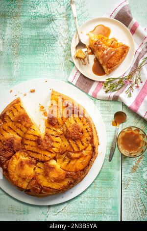 Gâteau à l'envers à l'ananas grillé avec sauce caramel sur fond vert Banque D'Images