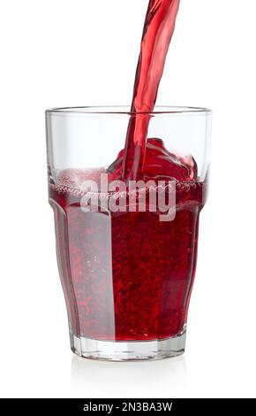 jus de raisin rouge versé dans le verre isolé sur fond blanc Banque D'Images