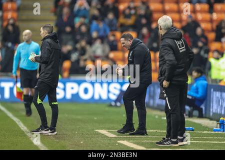 Le directeur de la ville de Huddersfield, Mark Fotheringham, célèbre Josh Koroma #10 de l'objectif de Huddersfield Town du faire 1-2 lors du match de championnat Sky Bet Blackpool vs Huddersfield Town à Bloomfield Road, Blackpool, Royaume-Uni, 7th février 2023 (photo de Mark Cosgrove/News Images) Banque D'Images