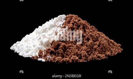 Mélange de poudre de cacao et de sucre en poudre sur fond noir Banque D'Images