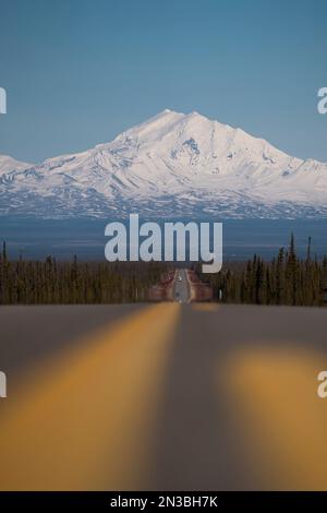 Neige et glacier couvert Mt. Le tambour s'élève au-dessus de la Glenn Highway et des forêts d'épinettes noires près du parc national et réserve de Wrangell Saint Elias, ... Banque D'Images