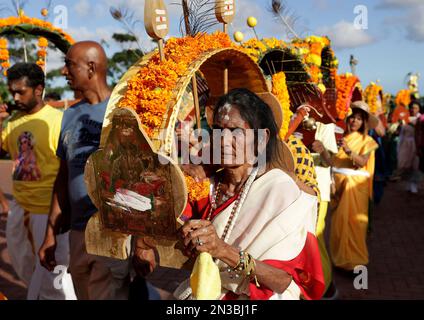 Durban, Afrique du Sud. 04th févr. 2023. Un dévot hindou du temple Havenside Grammadave Alayam, porte des kavadies pendant qu'ils observent le festival annuel de Taipoosam Kavady à Chatsworth, au sud de Durban, en Afrique du Sud sur 4 février 2023. Le festival est un rituel de purification offrant prières, pénitence, observant un strict 10 jours rapide et célébrant la naissance de dieu hindou, Muruga. (Photo de Mabhuti Msweli/Sipa USA) crédit: SIPA USA/Alay Live News Banque D'Images